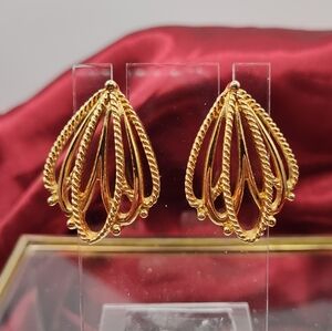 Lovely Vintage Avon Pierced Gold Tone Earrings.